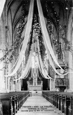 Iconographie - Intérieur de l'église, décorée pour la fête de l'Adoration