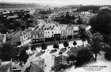 Iconographie - Vue générale, rue Turgot - Le régiment passe