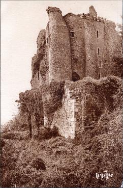 Iconographie - Au sommet du monticul, ruines d'une vaste forteresse