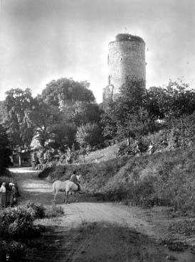 Iconographie - La tour de Mélusine, vue prise de la route de Fontenay