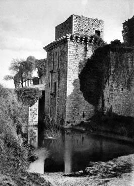 Iconographie - Le château - Porte du donjon ou tour carrée XIIIe siècle