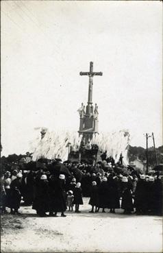 Iconographie - Fête-Dieu devant le calvaire de la rue de la Plage