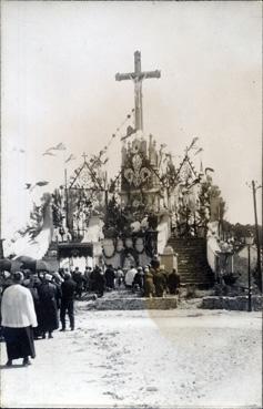 Iconographie - Reposoir installé contre le calvaire rue de la Plage