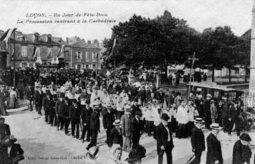 Iconographie - Un jour de Fête-Dieu - La procession rentrant à la cathédrale