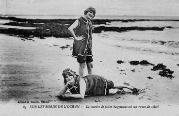 Iconographie - Sur les bords de l'océan - Le sourire de jolies baigneuses est un rayon de soleil