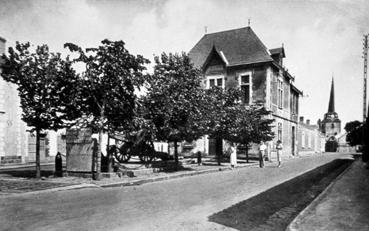 Iconographie - Le canon devant la mairie