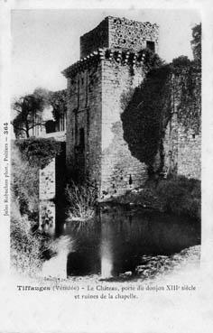 Iconographie - Le château, porte du donjon XIIIe siècle et ruines de la chapelle