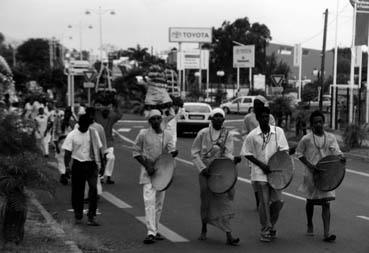 Iconographie - Saint-Pierre - rituel tamoul, les percussionistes en procession