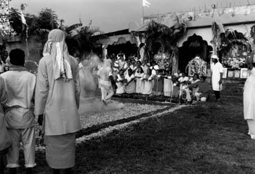 Iconographie - Saint-Pierre - rituel tamoul, marche sur le feu, familles des pénitents