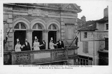 Iconographie - Présentation des Rosières au balcon de la maison des Rosières