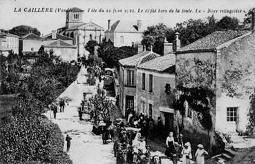 Iconographie - Fête du 12 juin 1921. Le défilé de la foule. La "noce villageoise"