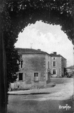 Iconographie - Vue sur des maisons du bourg