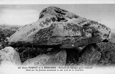 Iconographie - Dolmen de l'époque gallo-romaine élevé sur les falaises dominant la mer près de la Joselière