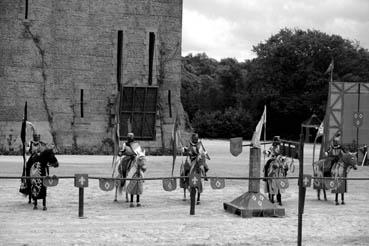 Iconographie - Le Grand Parcours du Puy du Fou - Le spectacle du donjon