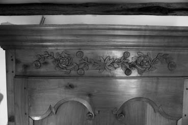 Iconographie - Détail de la traverse haute d'une armoire dénommée "cabinet" en cerisier