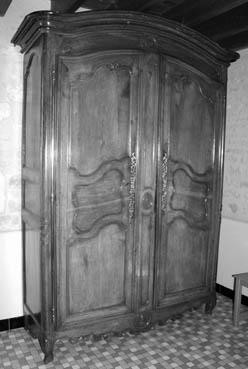 Iconographie - Armoire dénommée "presse" en bois de noyer, du début XIXe siècle