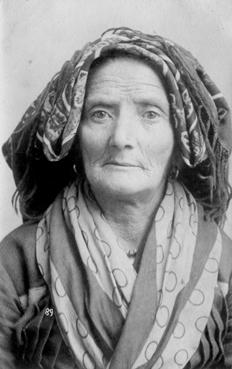 Iconographie - Vieille femme au foulard plié sur la tête