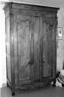 Iconographie - Armoire de style Louis XV, en orme