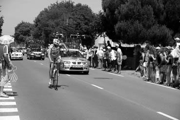 Iconographie - Passage du Tour de France, à Orouet, les coureurs