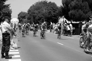 Iconographie - Passage du Tour de France, à Orouet, les coureurs