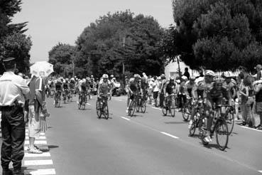 Iconographie - Passage du Tour de France, à Orouet, les coureurs