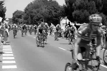 Iconographie - Passage du Tour de France, à Orouet, les coureurs