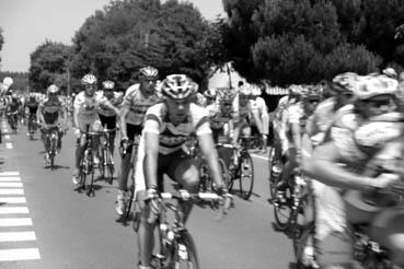 Iconographie - Passage du Tour de France, à Orouet, les coureurs