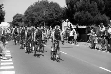 Iconographie - Passage du Tour de France, à Orouet, les coureurs