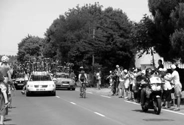 Iconographie - Passage du Tour de France, à Orouet, les coureurs