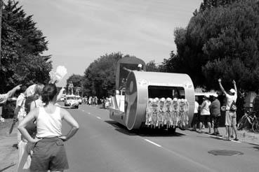 Iconographie - Passage du Tour de France, à Orouet, la caravane publicitaire