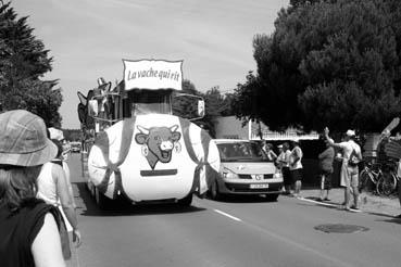 Iconographie - Passage du Tour de France, à Orouet, la caravane publicitaire