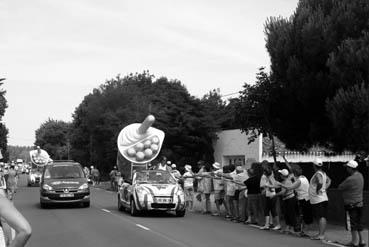 Iconographie - Passage du Tour de France, à Orouet, la caravane publicitaire