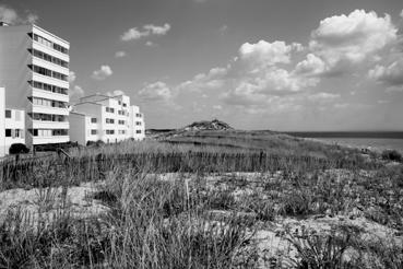 Iconographie - Dune grise face aux immeubles Merlin, des Marines