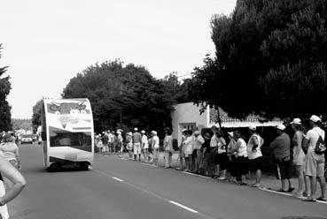 Iconographie - Passage du Tour de France, à Orouet, la caravane publicitaire