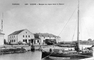 Iconographie - Barque au repos dans le chenal