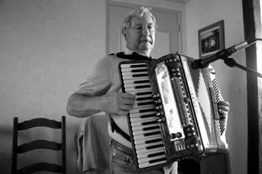 Iconographie - Fernand Gautron, à l'accordéon chromatique