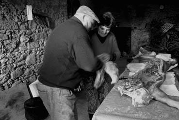 Iconographie - A Barrot, le goret pour la charcuterie, la tête pour la "fressure"