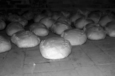 Iconographie - Boulangerie à Barrot - Les miches enfournées