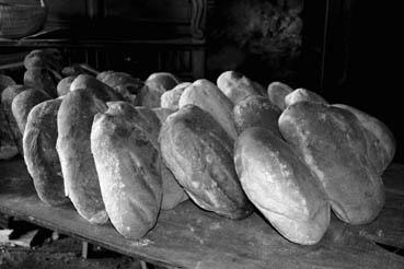 Iconographie - Boulangerie à Barrot - Les pains sortant du four