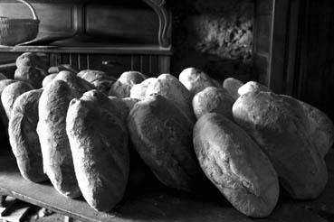 Iconographie - Boulangerie à Barrot - Pains sortant du four