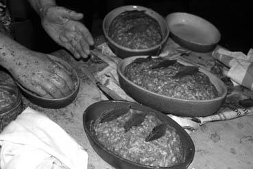 Iconographie - Charcuterie à Barrot - Préparation des terrines de pâté