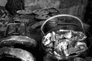 Iconographie - Charcuterie à Barrot - Viande et pâtés attendant la cuisson au four