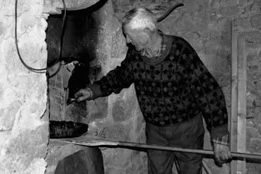 Iconographie - Charcuterie à Barrot - Maurice Guibert testant la cuisson des pâtés