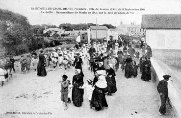 Iconographie - Fête de Jeanne d'Arc - Le défilé : gymnastiques de Bouin en tête