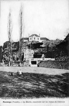 Iconographie - La mairie, construite sur les ruines du château