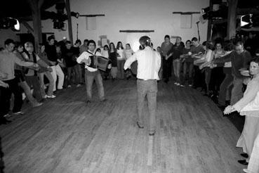 Iconographie - Bal au Vasais - Le Duo Bertrand menant la danse