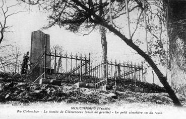 Iconographie - Au Colombier - La tombe de Clemenceau (celle de gauche)
