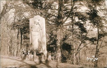 Iconographie - Stèle au-dessous de laquelle Georges Clemenceau désigne l'emplacement de sa tombe