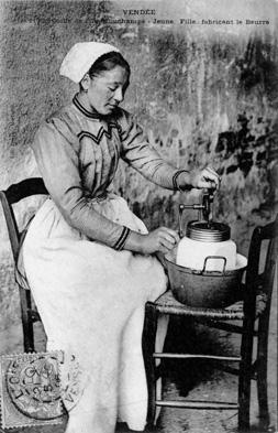 Iconographie - Coiffe de l'Oie-Mouchamps - Jeune fille fabricant le beurre