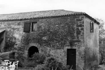 Iconographie - Bâtiment ancien, dans une cours, entre les deux églises